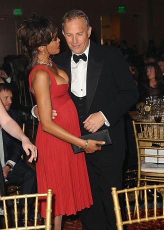 scottsdale, az aprile 05 cantante whitney houston e attore kevin costner a muhammad alis celebrity fight night xiv al jw marriott desert ridge resort spa il 5 aprile 2008 a scottsdale, arizona foto di michael caulfieldwireimage