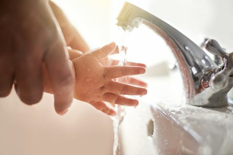 Lavarsi le mani dei bambini