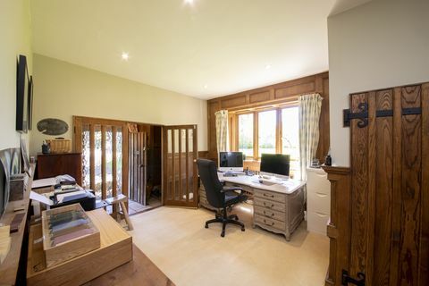 storico cottage con tetto di paglia in vendita nel Wiltshire