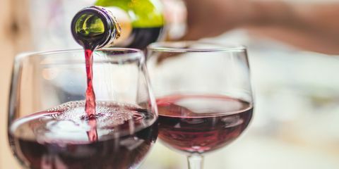 Versare il vino rosso in bicchieri