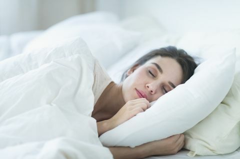 Dormire 8 ore a notte è il segreto dell'anti-invecchiamento: come vivere più a lungo