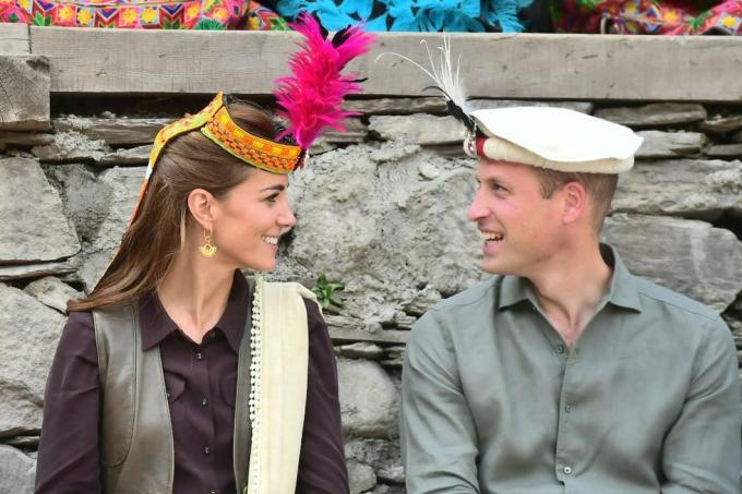 chitral, pakistan ottobre 16 il principe william, duca di cambridge e catherine, la duchessa di cambridge visita un insediamento del popolo kalash, a scopri di più sulla loro cultura e il loro patrimonio unico, il 16 ottobre 2019 a chitral, in pakistan, le loro altezze reali il duca e la duchessa di cambridge è in visita in pakistan tra il 14 e il 18 ottobre su richiesta dell'ufficio degli esteri e del commonwealth foto di samir husseinwireimage