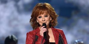 las vegas, nevada aprile 07 ospite reba mcentire si esibisce sul palco durante la 54a accademia dei premi di musica country all'mgm grand garden arena il 7 aprile 2019 a las vegas, nevada foto di jeff kravitzacma2019filmmagic per acm