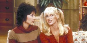 Joyce Dewitt nel ruolo di Janet Wood e Suzanne Somers nel ruolo di Chrissy Snow nella scena di Three's Company 1979