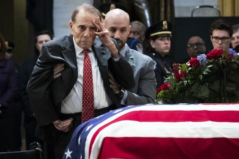 Presidente George H.W. Bush giace nello stato al Campidoglio degli Stati Uniti