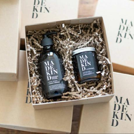 Confezione regalo con detergente naturale per le mani e candela per aromaterapia