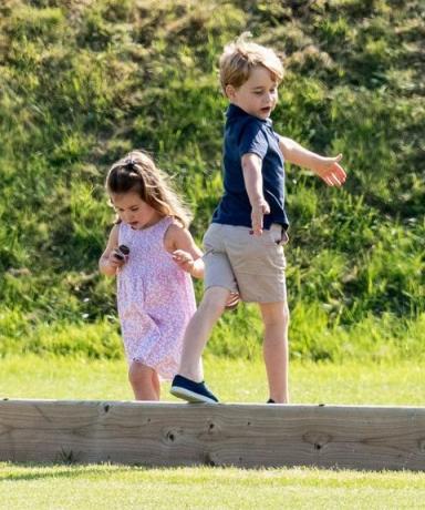 Il principe George e la principessa Charlotte giocano con Kate Middleton