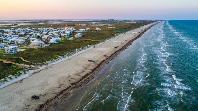 isola di padre una serata colorata sulla spiaggia vista aerea del drone sulle onde isola di padre texas golfo costa paradiso fuga segreta