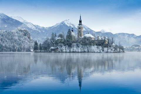 vista sul lago sanguinante in inverno