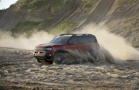 il nuovissimo bronco sport consente un'eccitante guida fuoristrada ad alta velocità grazie a un motore ecoboost® da 20 litri disponibile con la migliore potenza del segmento e il modello di pre-produzione della coppia nella foto