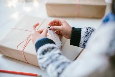 Ragazza che avvolge i regali di Natale