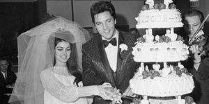 Elvis e Priscilla Presley tagliano la loro torta nuziale