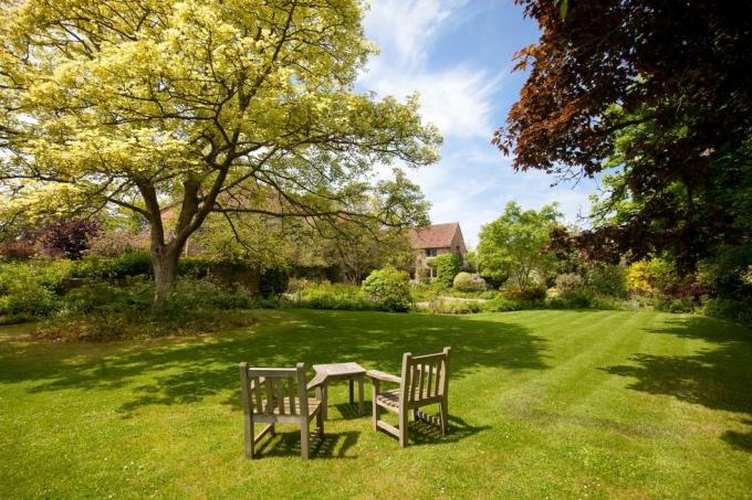 Maniero di East Lambrook con famosi giardini in vendita nel Somerset