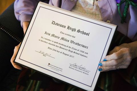 La donna cacciata dalla scuola per la gravidanza del 1938 ottiene il diploma