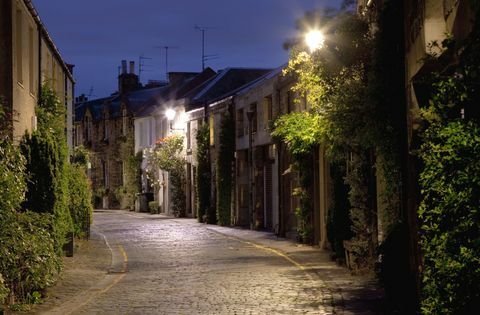 Una vista romantica di una vecchia strada di Edimburgo, la capitale della Scozia