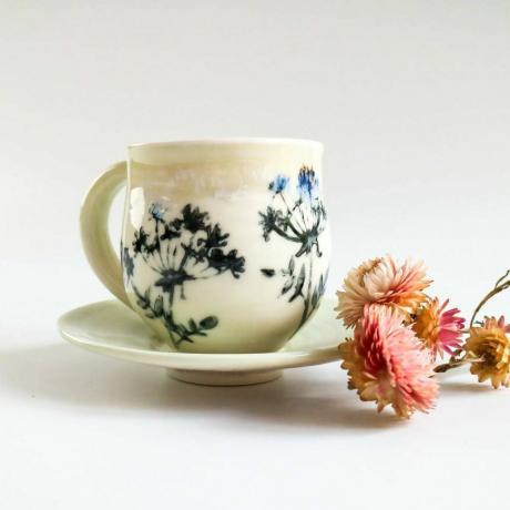 Tazza con piattino in porcellana con design a fiori di siepe