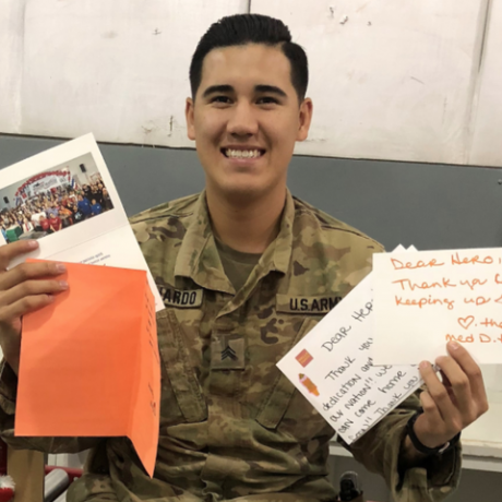 un soldato con in mano lettere scritte a mano