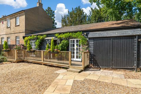 incantevole cottage dal tetto di paglia in vendita nel bedfordshire