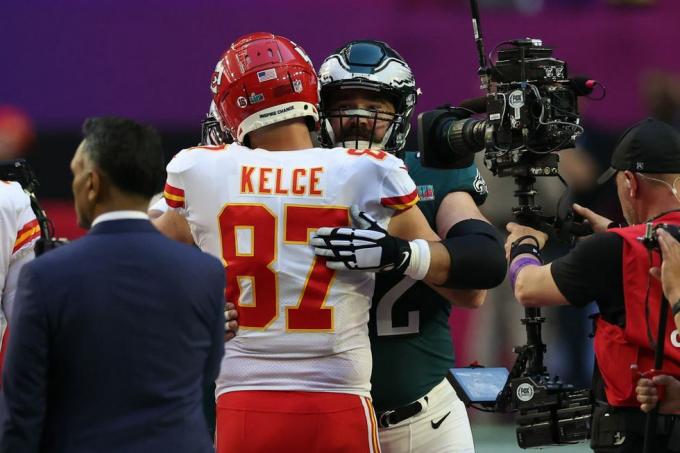 Glendale, Arizona, 12 febbraio Travis Kelce 87 dei capi di Kansas City abbraccia Jason Kelce 62 di Philadelphia Eagles prima del Super Bowl Lvii allo State Farm Stadium il 12 febbraio 2023 a Glendale, Arizona, foto di ezra shawgetty immagini