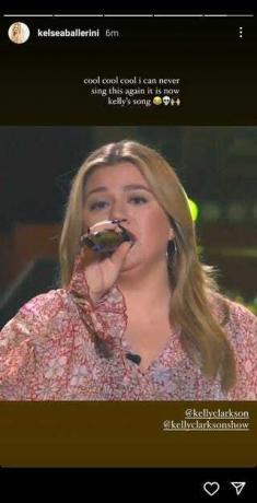 screenshot della storia di instagram di kelsea ballerini in cui kelly clarkson canta nel suo talk show