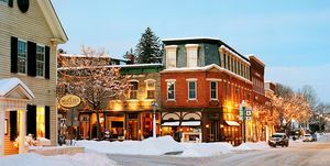 una strada con edifici e neve a Woodstock Vermont