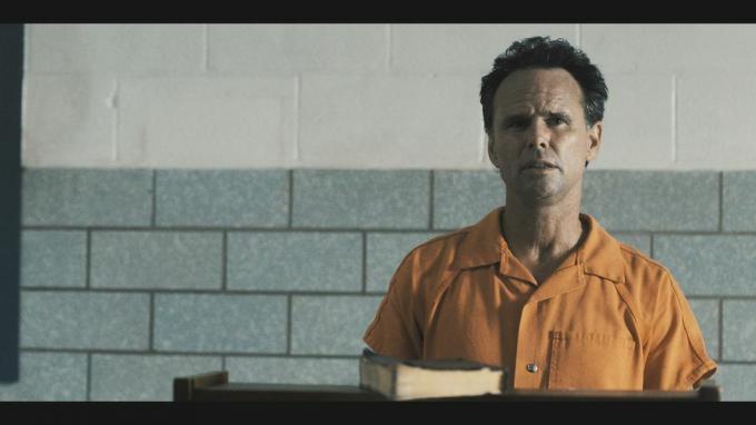 Walton Goggins nei panni di un ragazzo in tuta arancione da prigione con un finale primordiale della città giustificato dalla Bibbia