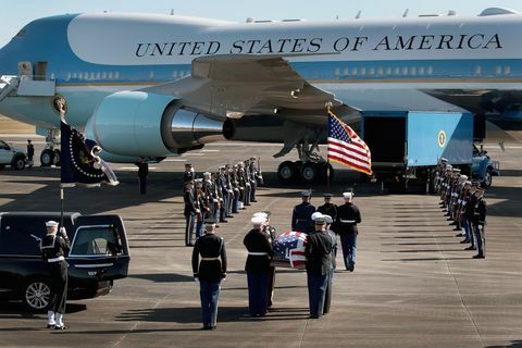 Cerimonia di partenza tenuta come corpo del presidente Bush volato a Washington DC