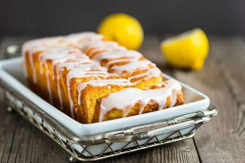 Torta di yogurt al limone, affettato sul piatto