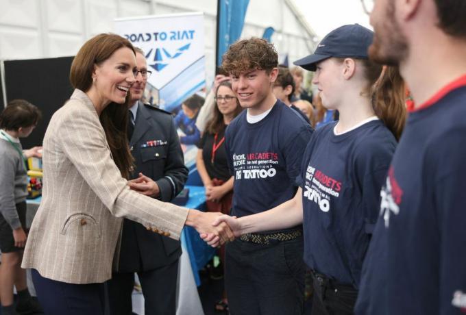 britains catherine, principessa di galles l incontra i cadetti nella zona techno, che mira a ispirare i giovani a esplorare la scienza, la tecnologia, l'ingegneria e la matematica durante una visita al tatuaggio aereo al raf fairford il 14 luglio 2023 a fairford, Inghilterra centrale foto di chris jackson pool afp foto di chris jacksonpoolafp via getty immagini