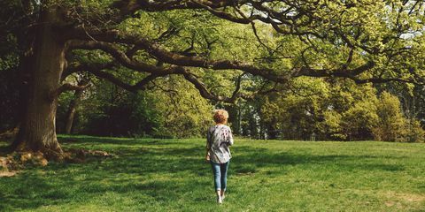 donna che cammina natura