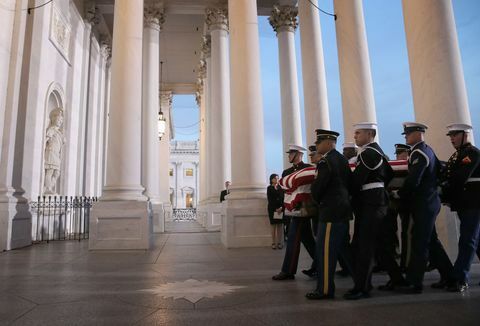 I leader del Congresso ospitano la cerimonia di arrivo al Campidoglio per il defunto presidente George H.W. cespuglio