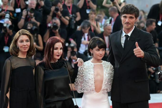 04 settembre 2023, italia, la regista venedig sofia coppola l r, l'attrice cailee spaeny, l'attore jacob elordi e priscilla presley arrivano al La première del film Priscilla al Festival Internazionale del Cinema di Venezia foto di stefanie rexdpa foto di stefanie rexpicture Alliance via getty immagini