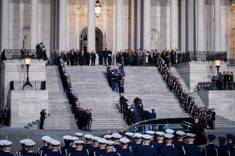 I leader del Congresso ospitano la cerimonia di arrivo al Campidoglio per il defunto presidente George H.W. cespuglio