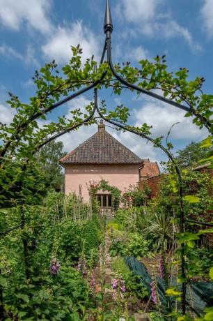 proprietà rosa con vigneto in vendita nel suffolk