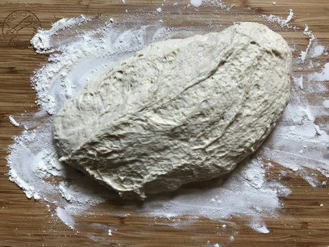 Impasto per il pane su una superficie infarinata 