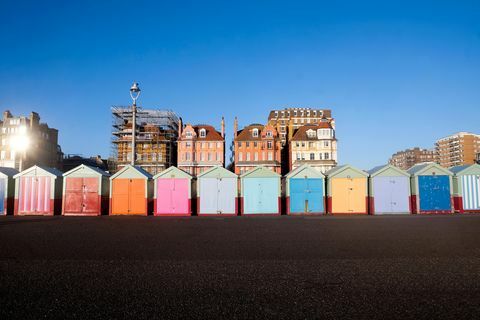 Capanne Colourful Alla Spiaggia Contro Cielo Blu