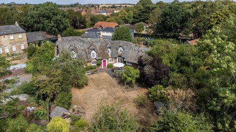 incantevole cottage dal tetto di paglia in vendita nel bedfordshire