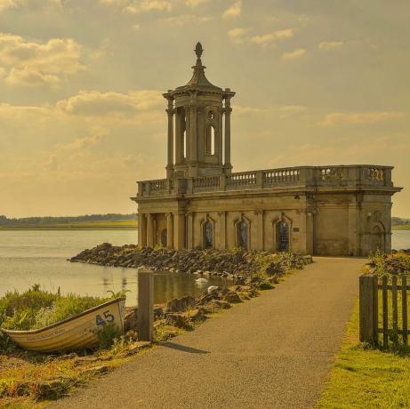 Normanton è un villaggio nella contea di Rutland, Regno Unito. La chiesa di San Matteo, costruita in stile classico tra il 1826 e il 1911, si trova sulla sponda orientale dell'acqua di Rutland