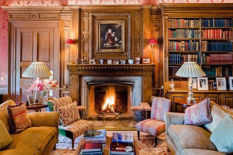 Dundas Castle Library divano e fuoco