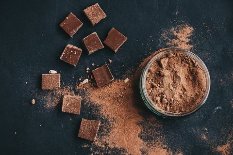 Veduta dall'alto di cioccolatini sul tavolo