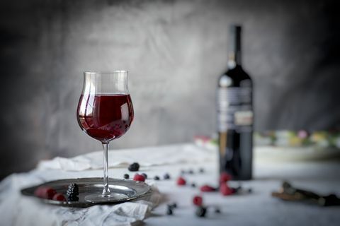 Vino rosso e frutti di bosco sul tavolo