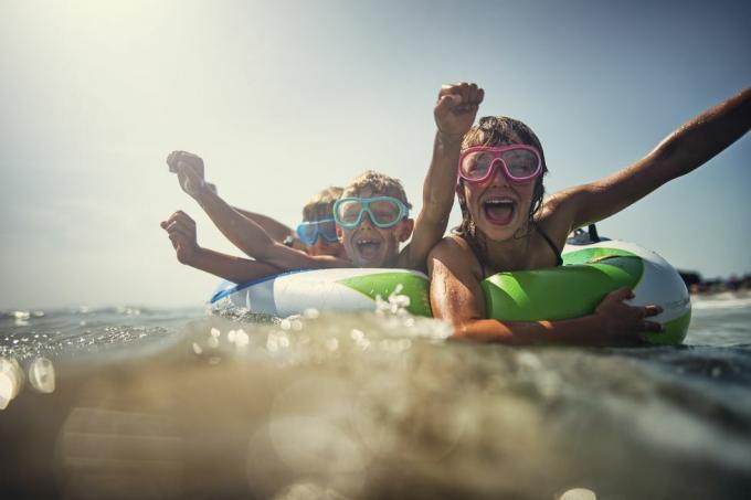 bambini che si godono le vacanze al mare e al mare