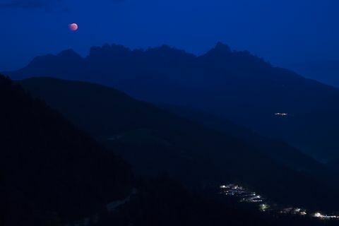 Eclissi lunare di Blood Moon visto dall'osservatorio di San Valentino, BZ, Alto Adige, Italia
