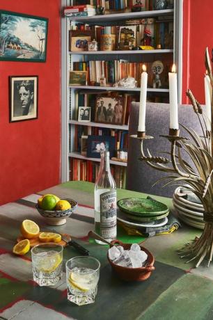cocktail di gin sul tavolo della sala da pranzo di Annie Sloan