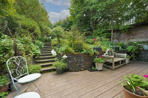 cottage ambientato nel villaggio di Surrey dove è stata girata la vacanza in vendita