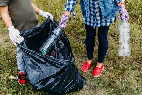 problemi dei rifiuti in plastica smaltimento dei rifiuti in plastica protezione dell'ambiente pulizia dei rifiuti all'aperto