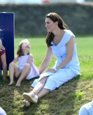 Il principe George e la principessa Charlotte giocano con Kate Middleton