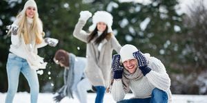 feste invernali con un gruppo di amici che giocano sulla neve
