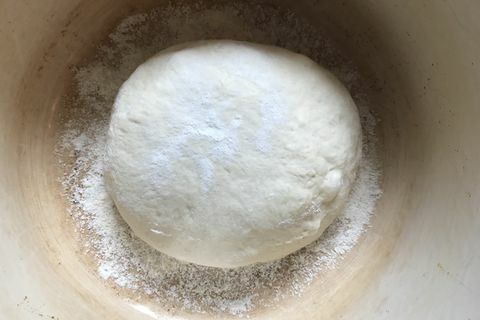 Sfera di pasta di pane prima della cottura