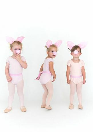 bambine in collant rosa e tutine con orecchie di maiale e muso di maiale